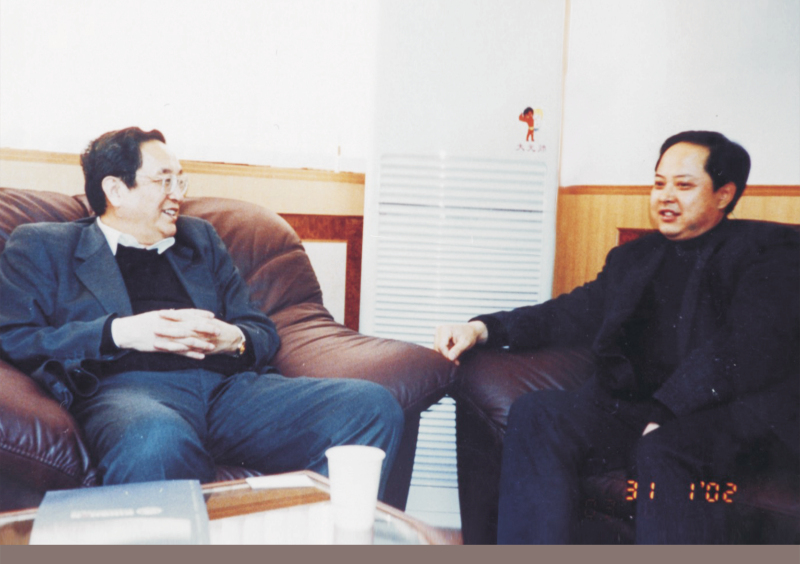 2002年1月31日，中央政治局委員、湖北省委書(shū)記俞正聲在省委辦公室親切接見(jiàn)舒心先生 
