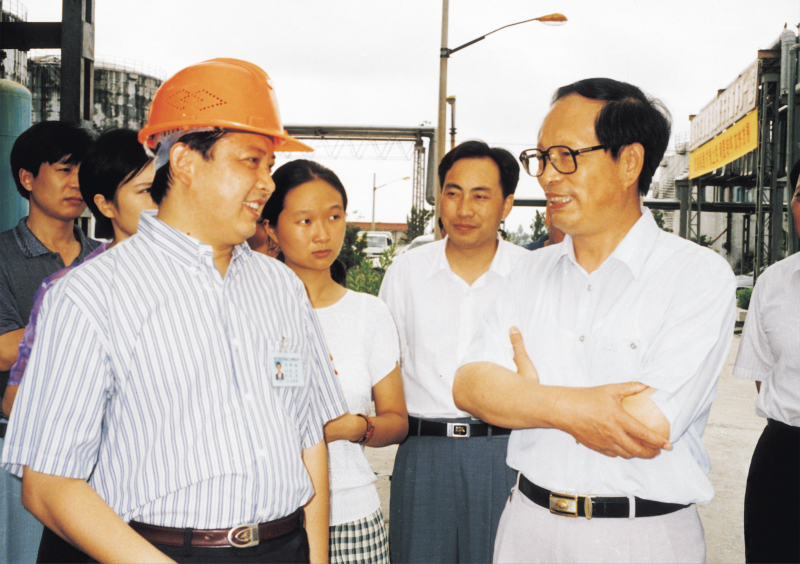 1998年8月1日，湖北省委書(shū)記賈志杰在舒心先生的陪同下，對(duì)我公司進(jìn)行了視察